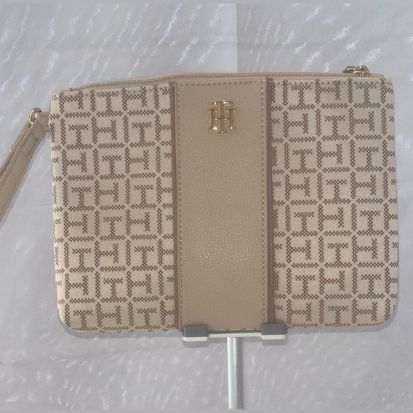 BRAND NEW TOMMY HILFIGER TAN & CREAME MONOGRAMMED WRISTLET/POUCH w/gold hardware - Picture 1 of 11